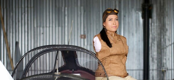 Τζέσικα Κοξ, η πρώτη γυναίκα που πιλοτάρει αεροπλάνο με τα πόδια- Γεννήθηκε χωρίς χέρια