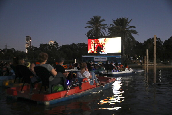 Πλωτός κινηματογράφος στο Ισραήλ- Σε βάρκες και θαλάσσια ποδήλατα οι θεατές
