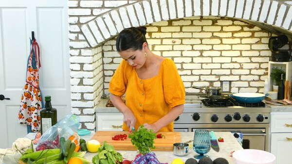 Η Σελένα Γκόμεζ ξεκινάει εκπομπή μαγειρικής