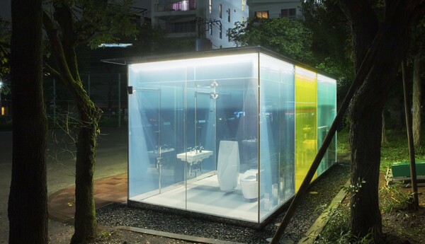 Διαφανείς δημόσιες τουαλέτες τοποθετήθηκαν σε πάρκα του Τόκιο