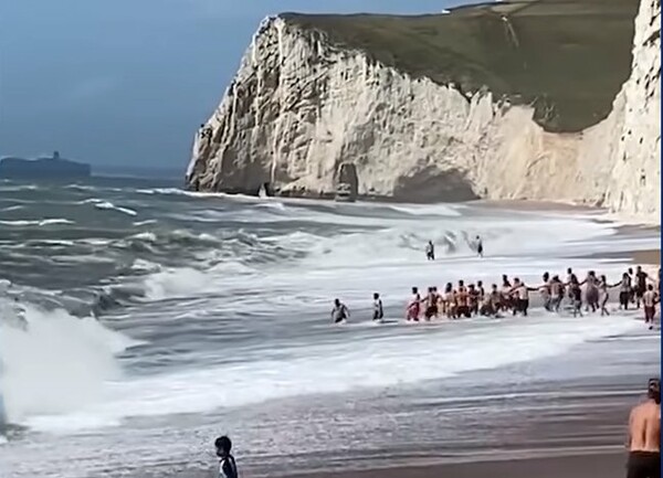 Βίντεο: Λουόμενοι σχημάτισαν ανθρώπινη αλυσίδα, για να σώσουν άνδρα που πάλευε με τα κύματα