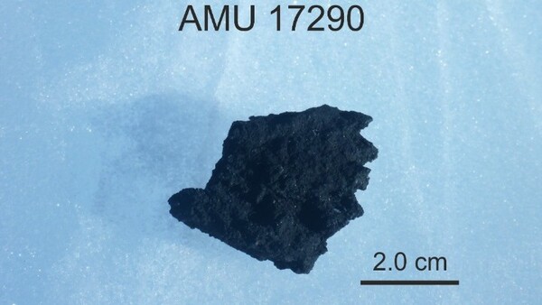 «Ακουμπάς το αρχέγονο διάστημα»: Έλληνες επιστήμονες αποκαλύπτουν μυστικά του μετεωρίτη AMU 17290