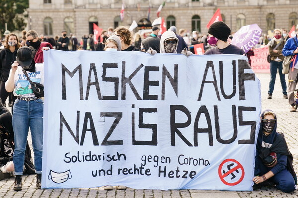«Ψέμα ο κορωνοϊός»: Διαδηλώσεις κατά της «ιατρικής τυραννίας» - Εκατοντάδες συλλήψεις στο Βερολίνο