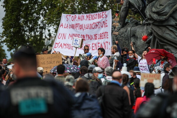 «Ψέμα ο κορωνοϊός»: Διαδηλώσεις κατά της «ιατρικής τυραννίας» - Εκατοντάδες συλλήψεις στο Βερολίνο