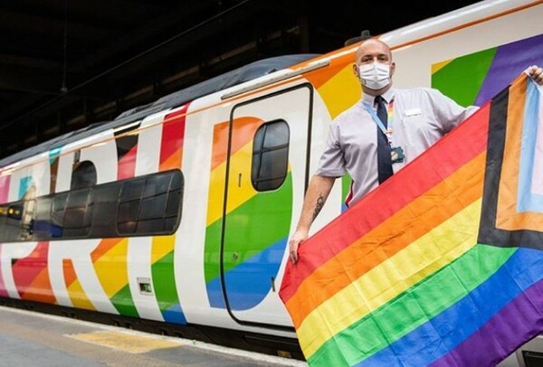 Το πρώτο «τρένο υπερηφάνειας» με μόνο LGBT+ πλήρωμα ξεκίνησε να ταξιδεύει στη Βρετανία