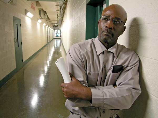 Ένας μαύρος άντρας αποφυλακίστηκε μετά από 44 χρόνια αφού είχε καταδικαστεί άδικα για βιασμό