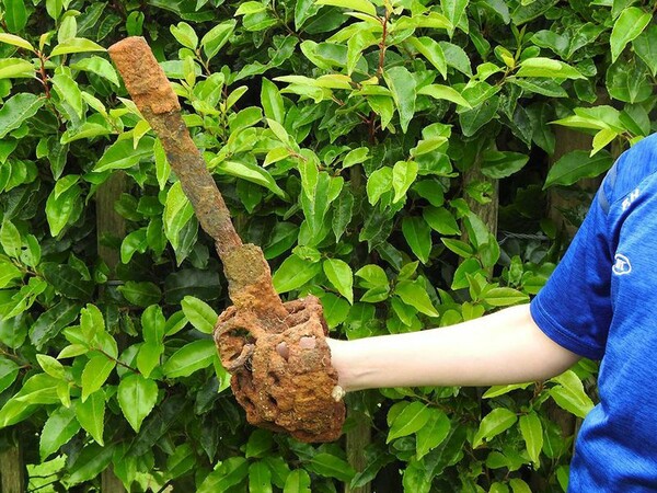 Β. Ιρλανδία: Δεκάχρονος βρήκε σπαθί 3 αιώνων - Στην πρώτη του εξερεύνηση με ανιχνευτή μετάλλων