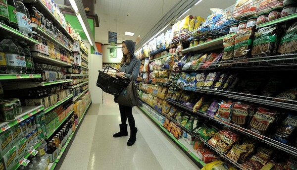Πόλη της Καλιφόρνιας απαγορεύει τσιπς και καραμέλες από τα ταμεία των σουπερμάρκετ
