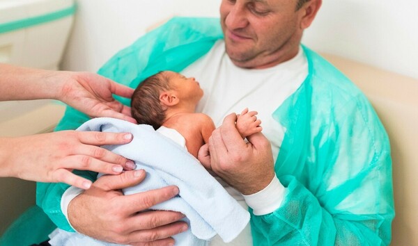 Η Γαλλία διπλασίασε την άδεια πατρότητας - Στις 28 ημέρες
