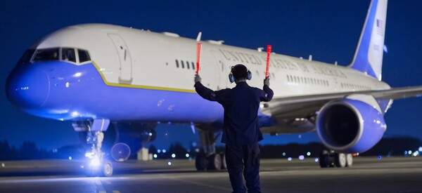 Απρόοπτο στον αέρα για τον Μάικ Πενς: Το Air Force Two χτύπησε πουλί και επέστρεψε στο αεροδρόμιο