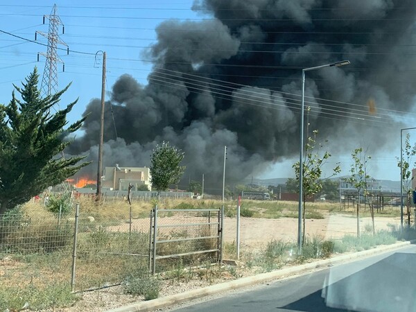 Ασπρόπυργος: Μεγάλη φωτιά σε αποθήκη - Κυκλοφοριακές ρυθμίσεις