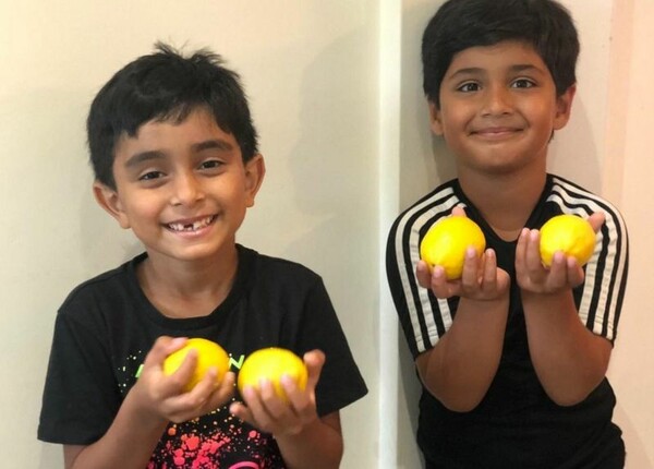 Αντζελίνα Τζολί: Έστειλε δωρεά- και ένα σημείωμα- σε 6χρονους που πουλούν λεμονάδες για την Υεμένη