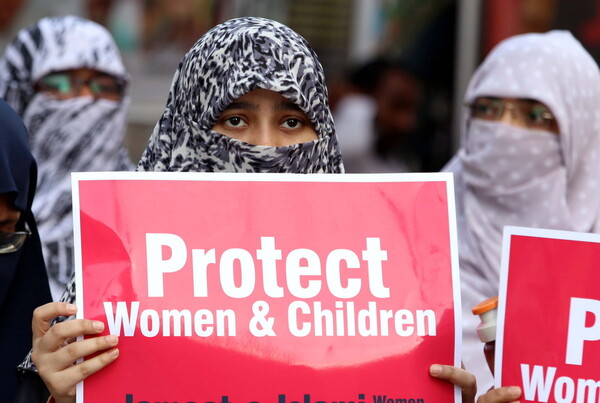 Κύμα οργής στο Πακιστάν μετά τον βιασμό μιας 5χρονης, που πυρπολήθηκε, και μιας γυναίκας