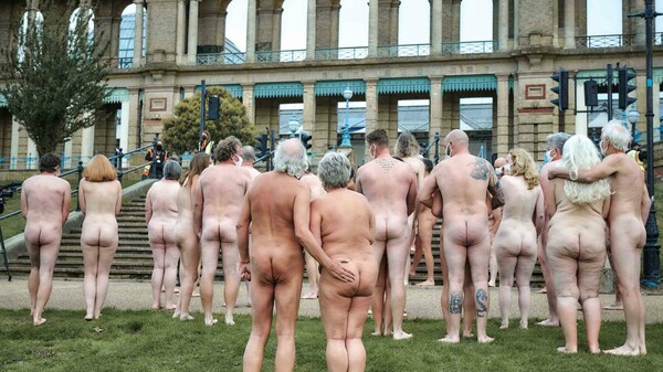 Εκατοντάδες γυμνοί Λονδρέζοι βγήκαν στο πάρκο φορώντας μόνο τις μάσκες τους (Φωτογραφίες)