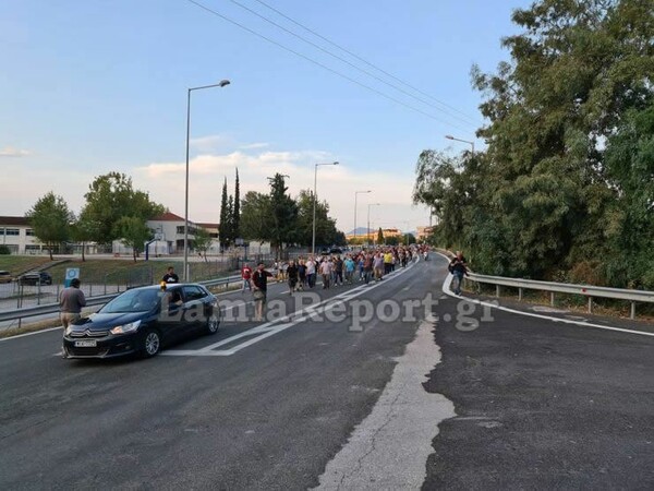 Έκλεισε η Αθηνών - Λαμίας: Διαμαρτυρία για την εγκατάσταση προσφύγων στα Καμένα Βούρλα