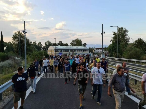 Έκλεισε η Αθηνών - Λαμίας: Διαμαρτυρία για την εγκατάσταση προσφύγων στα Καμένα Βούρλα