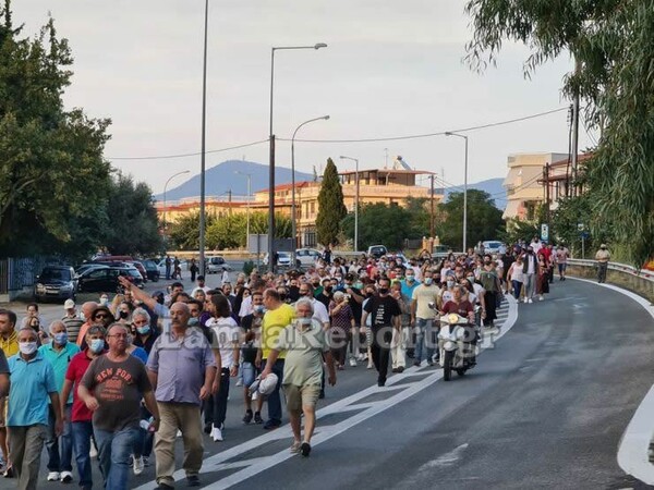 Έκλεισε η Αθηνών - Λαμίας: Διαμαρτυρία για την εγκατάσταση προσφύγων στα Καμένα Βούρλα