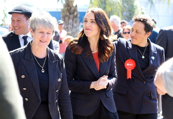 Νέα Ζηλανδία: Από το πατρικό της, λόγω babysitting, η έναρξη της προεκλογικής εκστρατείας της πρωθυπουργού