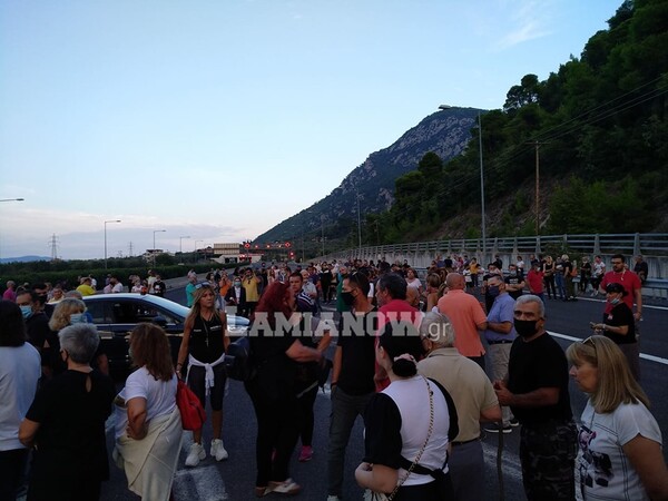 Έκλεισε η Αθηνών - Λαμίας: Διαμαρτυρία για την εγκατάσταση προσφύγων στα Καμένα Βούρλα