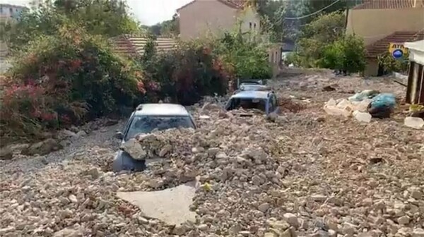 Κυκλώνας «Ιανός»: Αυτοκίνητα θάφτηκαν κάτω από τόνους πέτρας στην Κεφαλονιά