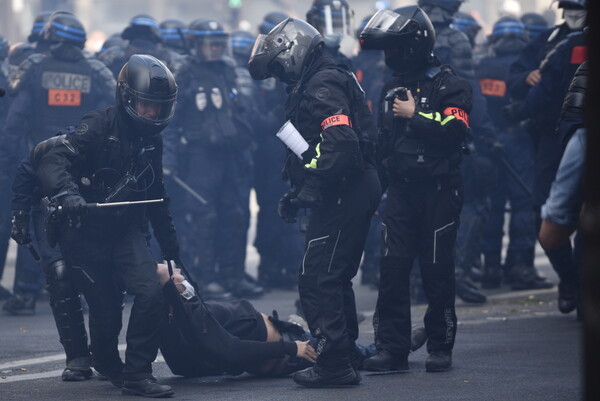 Κίτρινα Γιλέκα: Ένταση και χημικά στο Παρίσι - Πάνω από 150 συλλήψεις