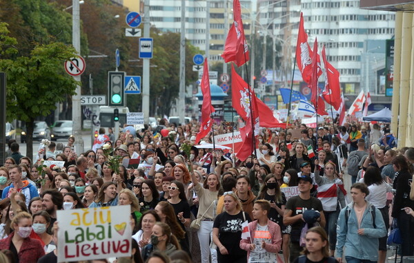 Λευκορωσία: Χιλιάδες σε αντικυβερνητικές διαδηλώσεις κατά Λουκασένκο στο Μινσκ