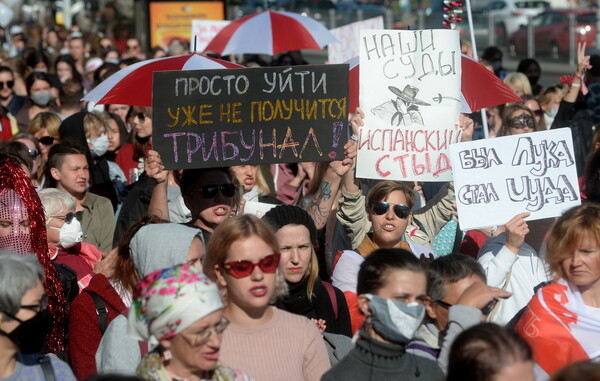 «Ξεκουμπίσου!»: Χιλιάδες διαδηλωτές στη Λευκορωσία ζητούν την παραίτηση του Λουκασένκο