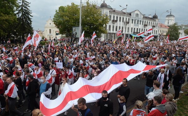 Λευκορωσία: 100.000 διαδηλωτές στο Μινσκ ζητούν την παραίτηση Λουκασένκο