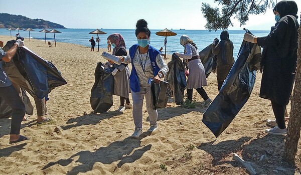 Πρόσφυγες και μετανάστες καθάρισαν παραλία στην Καβάλα όπου έκαναν μπάνιο το καλοκαίρι