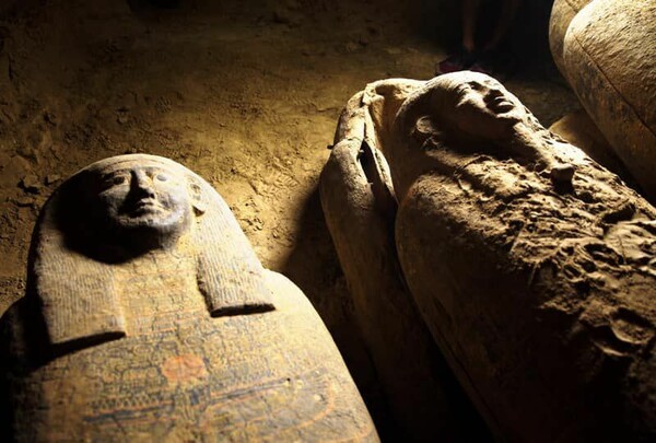Αίγυπτος: Στο «φως» σφραγισμένα φέρετρα 2.500 ετών με μούμιες - Σπάνιο εύρημα στη Σακκάρα