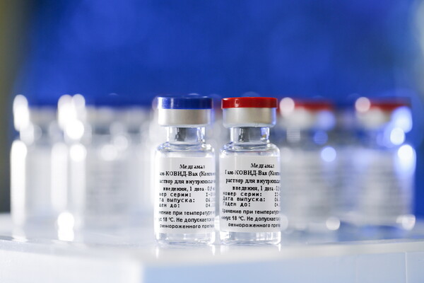 Oxfam: Οι πλούσιες χώρες μονοπωλούν τα εμβόλια κατά του κορωνοϊού - Προαγόρασαν τις μισές δόσεις