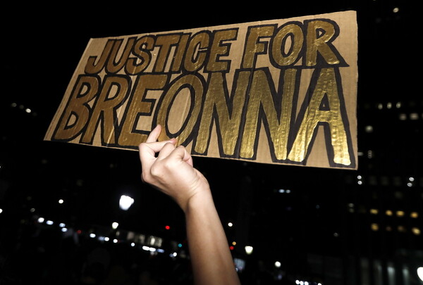 ΗΠΑ: Οργή μετά την απόφαση για τον θάνατο της Μπριόνα Τέιλορ- Πυροβολήθηκαν 2 αστυνομικοί