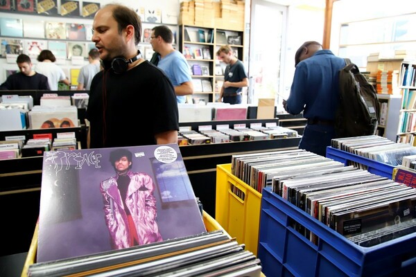 ΗΠΑ: Οι πωλήσεις δίσκων ξεπέρασαν αυτές των CD - Για πρώτη φορά από τη δεκαετία του 1980