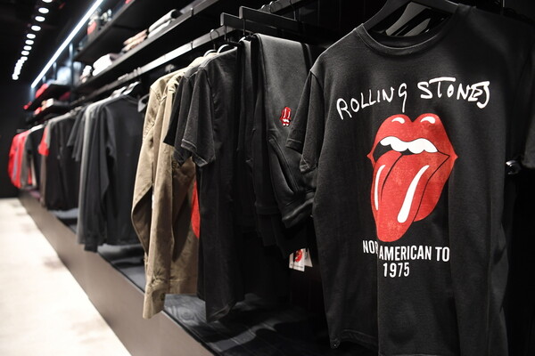 Λονδίνο: Οι Rolling Stones άνοιξαν κατάστημα εν μέσω πανδημίας - Τζάγκερ: «Η αιώνια αισιοδοξία»