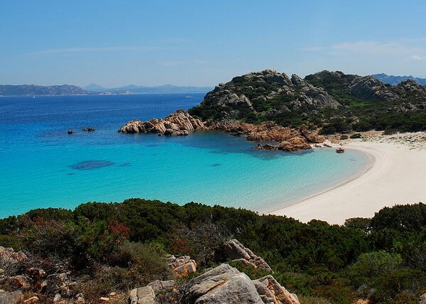 Σαρδηνία: Πρόστιμο 1.000 ευρώ σε τουρίστα που πήρε άμμο από παραλία του νησιού