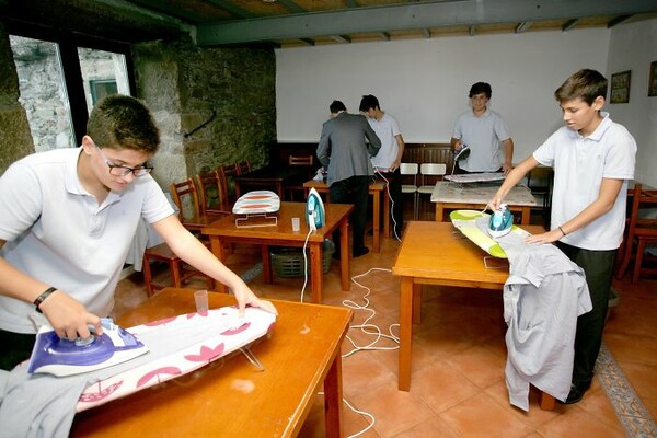 Σχολείο στην Ισπανία διδάσκει στα αγόρια πώς να κάνουν δουλειές του σπιτιού