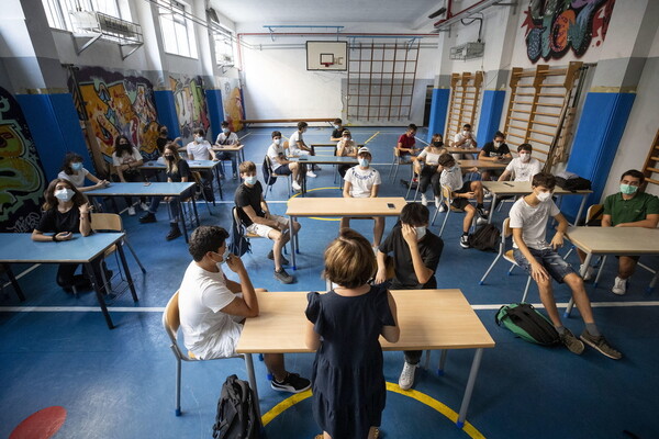 Ρώμη: Σχολείο «απαγόρευσε» τα μίνι «λόγω κορωνοϊού»- Παρέμβαση της υπουργού Παιδείας