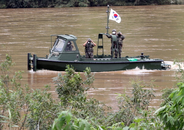 Σεούλ: «Στρατιωτικοί της Βόρειας Κορέας σκότωσαν Νοτιοκορεάτη και έκαψαν το πτώμα του»
