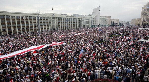 Μακρόν: Ο πρόεδρος της Λευκορωσίας «πρέπει να φύγει» - «Εντυπωσιακό το θάρρος των διαδηλωτών»