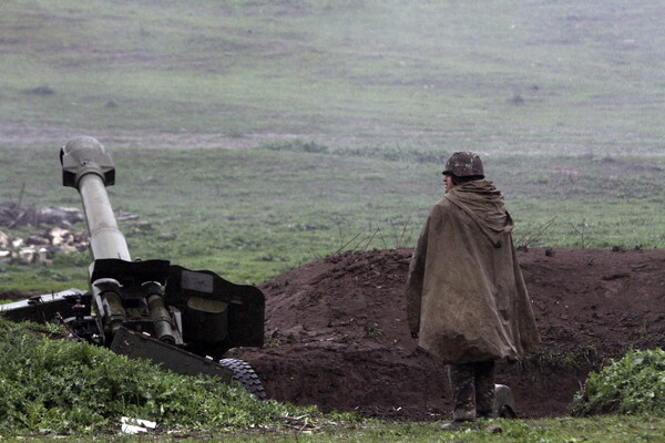 Στα πρόθυρα πολέμου Αρμενία και Αζερμπαϊτζάν - Νεκροί, επιθέσεις σε άρματα και κατάρριψη ελικοπτέρων