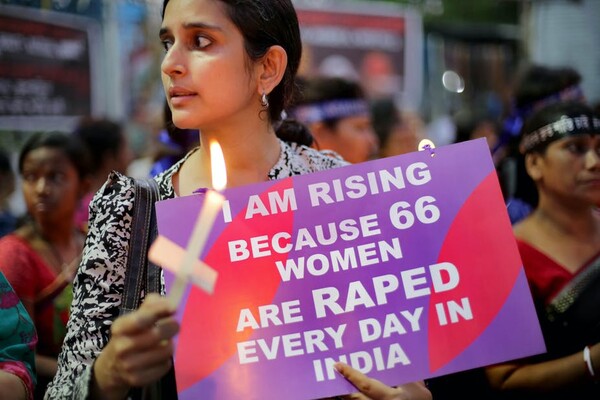 Οργή στην Ινδία: Μια 19χρονη πέθανε μετά από ομαδικό βιασμό από τέσσερις άντρες