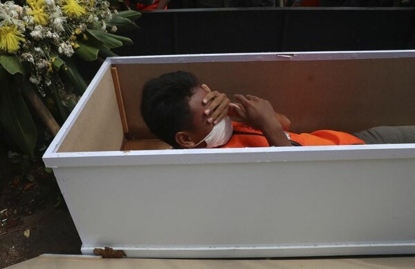 Ινδονησία: Τέρμα η τιμωρία με το «φέρετρο» για τους αρνητές της μάσκας