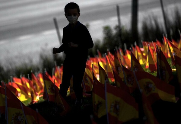 Ισπανία: Πάνω από 50 χιλ. σημαίες για τα θύματα του κορωνοϊού σε πάρκο της Μαδρίτης [ΕΙΚΟΝΕΣ]