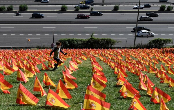 Ισπανία: Πάνω από 50 χιλ. σημαίες για τα θύματα του κορωνοϊού σε πάρκο της Μαδρίτης [ΕΙΚΟΝΕΣ]