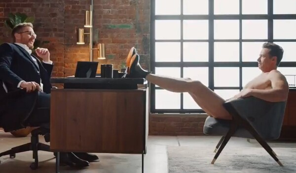 Ο Χιού Τζάκμαν διαφημίζει παπούτσια ολόγυμνος [ΒΙΝΤΕΟ]