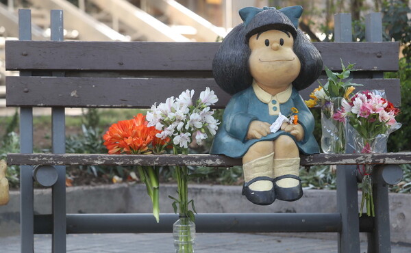 «Αντίο δάσκαλε»- Οι Αργεντινοί θρηνούν για τον θάνατο του Quino, γέμισε λουλούδια άγαλμα της Μαφάλντα