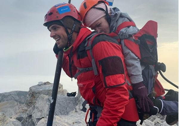 Ο Μάριος Γιαννάκου ανέβηκε στην κορυφή του Ολύμπου κουβαλώντας στην πλάτη του την 22χρονη Ελευθερία