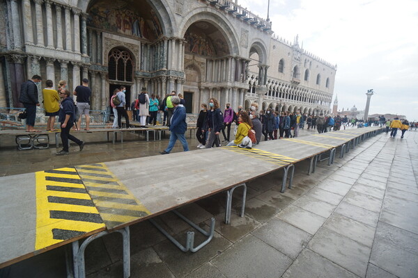 Η Βενετία «συγκρατεί» τα νερά για πρώτη φορά εδώ και 1.200 χρόνια - Με το φράγμα «Μωυσής»