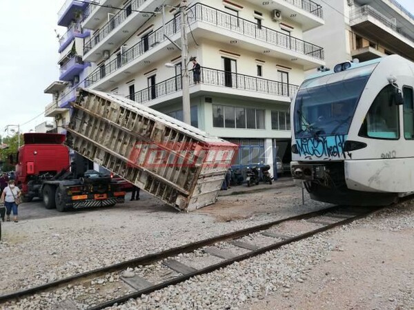 Πάτρα: Νταλίκα έπεσε πάνω σε τρένο του Προαστιακού