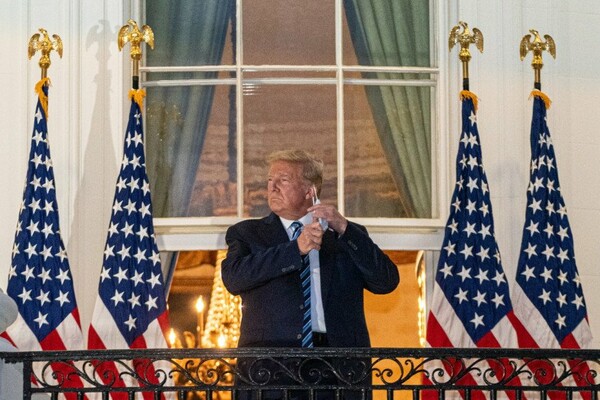TIME: Ένα σύννεφο κορωνοϊού σηκώνεται από τον Λευκό Οίκο - Το εξώφυλλο για τον ασθενή πρόεδρο Τραμπ